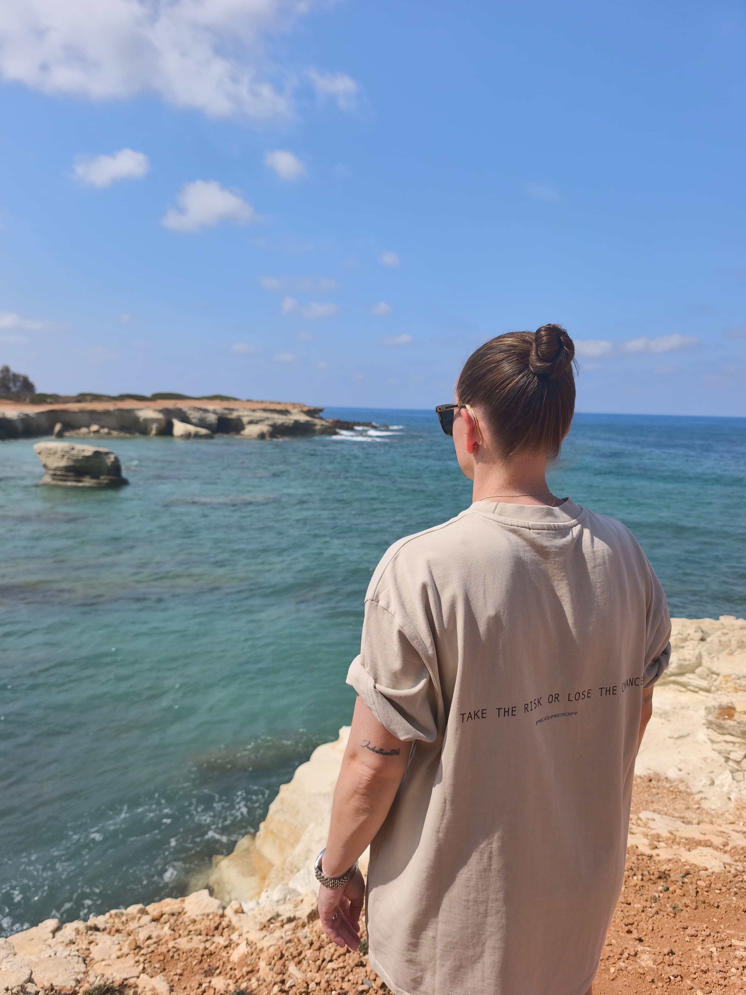 Marie blickt aufs Meer