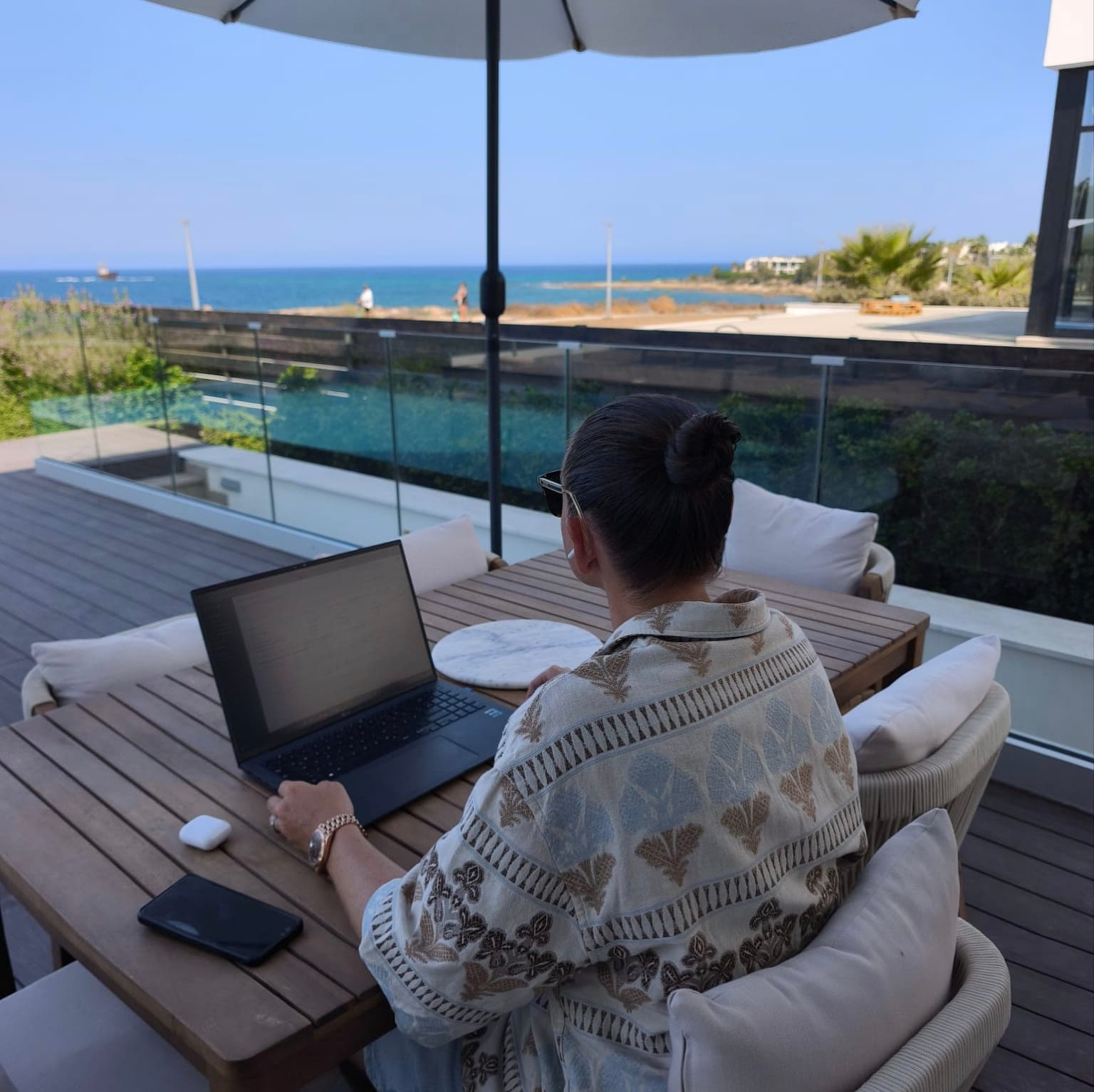 Marie Söllner arbeitet ortsunabhängig am Meer